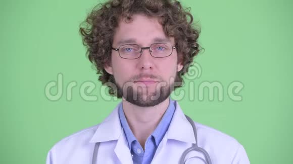一脸快乐的年轻胡子男医生对着镜头说话视频的预览图