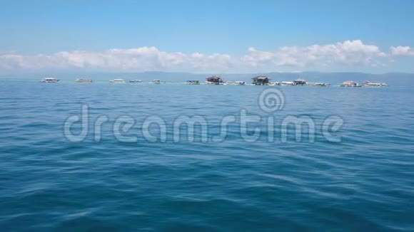从岛上的船上带着一个热带岛屿上的船只和房屋的风景海景视频的预览图