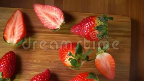 草莓园的俯视图落在木板上视频的预览图