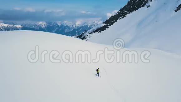 在滑雪场的空道上乘坐专业男性滑雪者的侧景视频的预览图