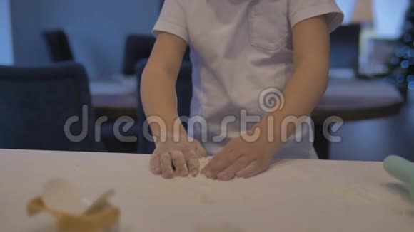孩子们手玩面粉和面团在白色的厨房里特写镜头视频的预览图