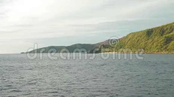 从观光船迷人的青山和热带岛屿可以看到风景视频的预览图