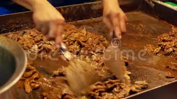 街头小贩在夜市烹制韩国烧烤羊肉视频的预览图