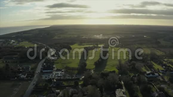 英国东约克郡霍恩西海沿岸田野和悬崖的鸟瞰图视频的预览图