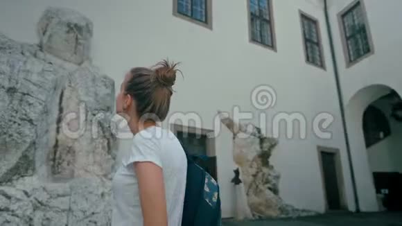 捷克共和国城堡庭院女游客手表视频的预览图