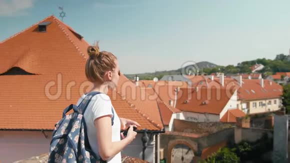 捷克红色瓷砖屋顶电话拍照视频的预览图