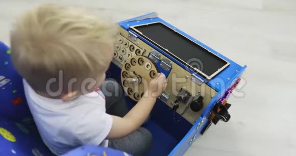 新型教育玩具蒙台梭利一个小男孩在车里玩得很开心视频的预览图
