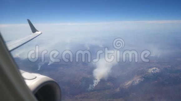 从飞机上看到山上的大火视频的预览图