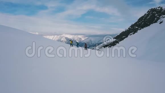 积极运动的人爬在高山上进行冬季活动滑雪和滑雪视频的预览图