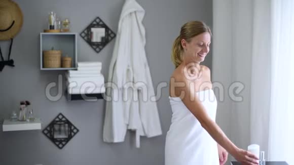 淋浴后裹着毛巾的美女使用止汗药视频的预览图