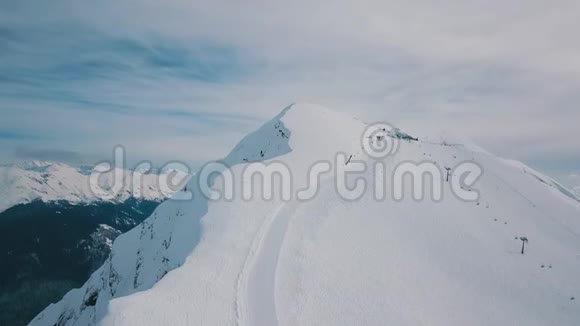 在美丽的高山上展开空中射击有滑雪和滑雪的跑道视频的预览图