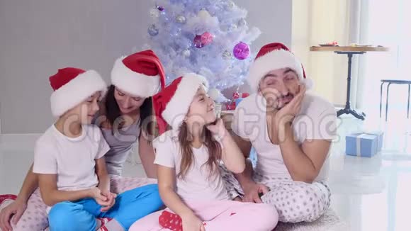 孩子们向父母要新年礼物告诉他们所有的愿望视频的预览图