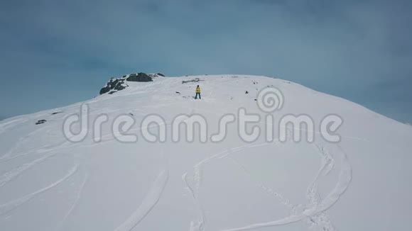 在雪山顶上滑雪或滑雪的运动员视频的预览图