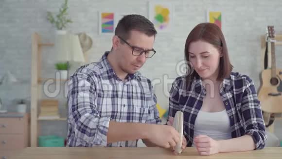 震惊的年轻夫妇看着一个空钱包概念缺乏钱的想法视频的预览图
