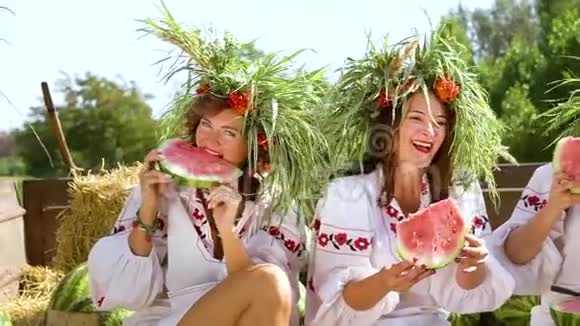 穿着民族服装的妇女在外面吃西瓜视频的预览图