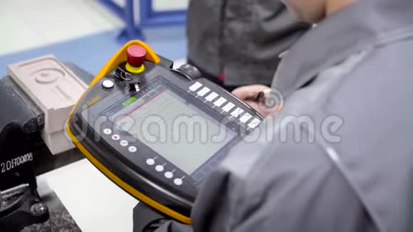 工人使用触摸控制面板场景熟练工人在现代企业中使用电子控制面板最后报告视频的预览图