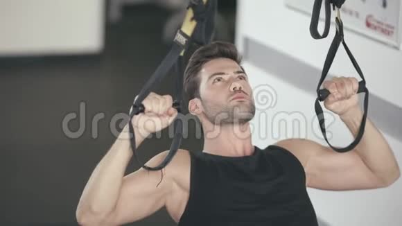 运动员使用健身环在健身房进行拉力锻炼视频的预览图