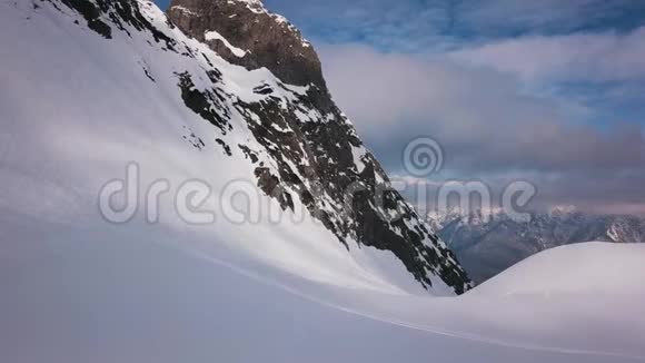 高耸入云的北国自然景观四周环绕着高耸的雪山和雪顶视频的预览图