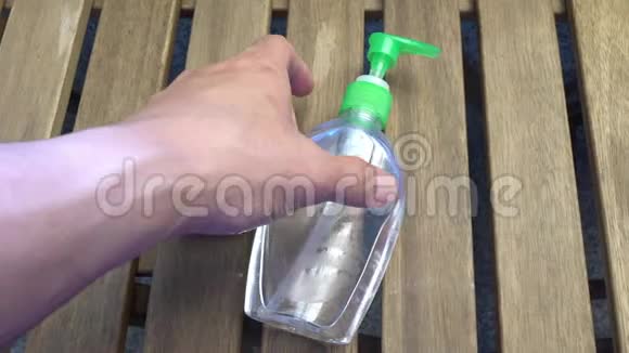 一瓶洗手液冠状病毒Covid19概念视频的预览图