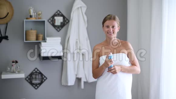 身体护理淋浴后裹着毛巾的美女使用止汗药视频的预览图