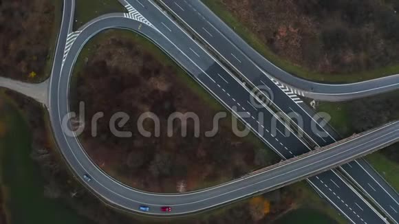高速公路的鸟瞰图摄像机正在高速公路和公路上方移动许多车辆在四车道高速公路上行驶视频的预览图