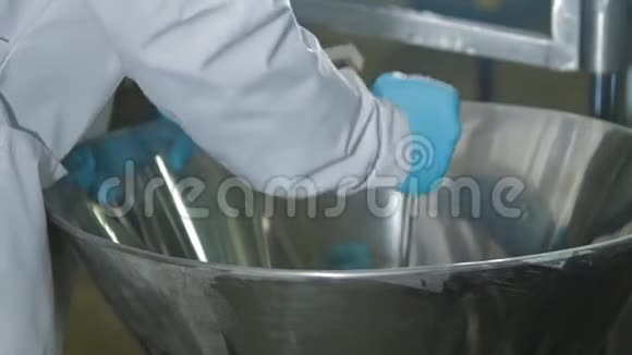 工人在工厂的冰淇淋工厂清洁现代设备冰淇淋的混合和生产设备视频的预览图
