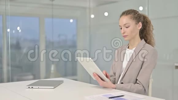 失望的年轻女商人面对桌上的损失视频的预览图