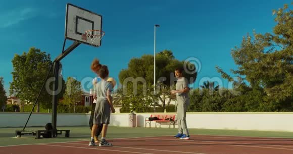 儿子和爸爸妈妈一起打传球篮球视频的预览图