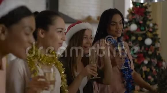 新年和朋友共进晚餐5个女朋友庆祝平安夜女人喝香槟玩得开心视频的预览图