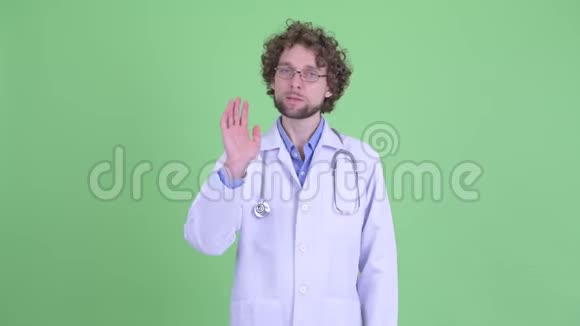 严肃的长着胡须的男医生停止了手势视频的预览图