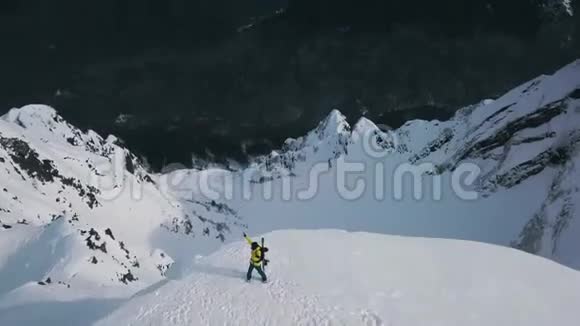 空中射击男胜者滑雪者举起双手庆祝胜利站在山顶视频的预览图
