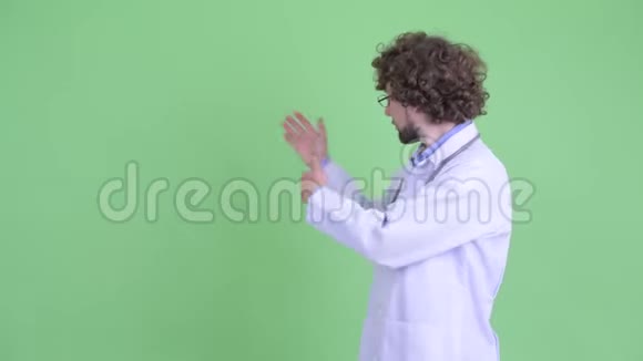 快乐的小胡子男医生向后面看东西竖起大拇指视频的预览图