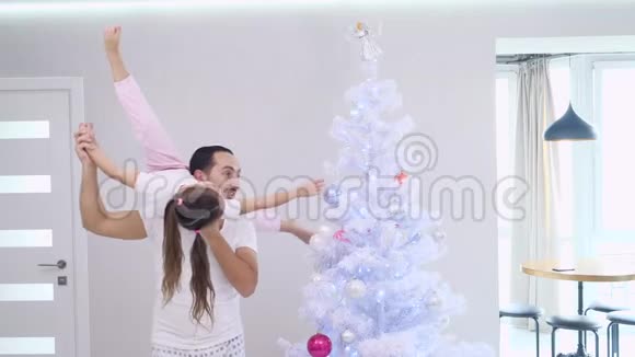 强壮英俊的父亲把女儿抱在肩膀上女儿表演分裂把一个球从视频的预览图