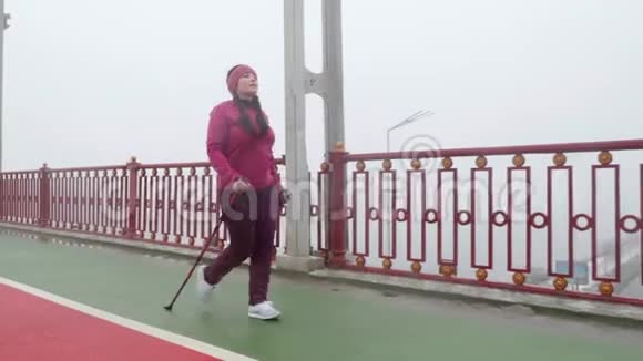 北欧式步行年轻胖乎乎的白人女人和北欧两极徒步旅行前面跟着射击慢动作视频的预览图