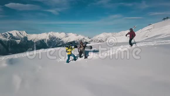 一群活跃的冬季运动爱好者在雪地里跳舞玩得开心视频的预览图