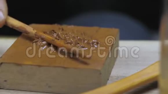特写陶工用木棍干扰宜兴粘土中国茶道用茶壶4k录像5994fps视频的预览图