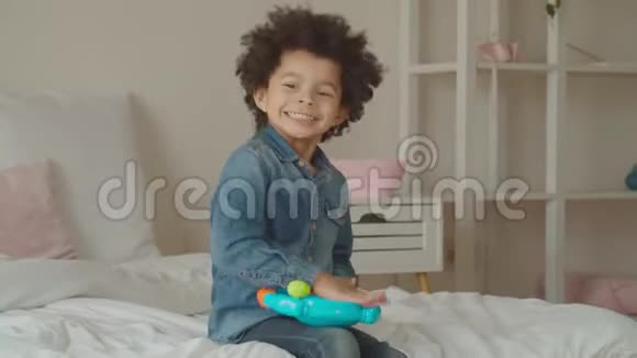 快乐的孩子在室内玩玩具方向盘视频的预览图