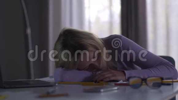 筋疲力尽的白人女人睡在办公室的桌子上年轻疲惫的职业建筑师或设计师视频的预览图