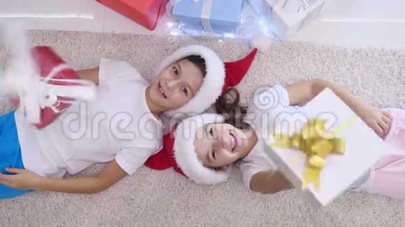 高兴的孩子炫耀他们的礼物抬头看着相机微笑视频的预览图