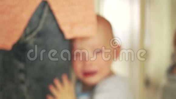 哭泣的男孩站在她母亲旁边幼儿想妈妈抱儿童概念哭泣的婴儿母亲节视频的预览图