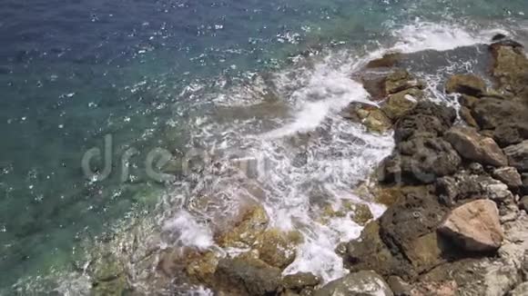 摩纳哥蓝色地中海海浪潮石在缓慢视频的预览图