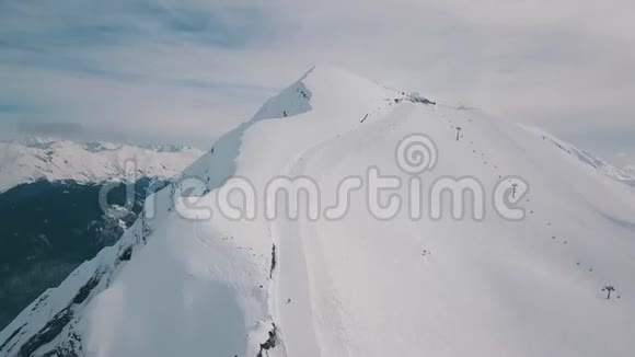 向上倾斜空中射击覆盖着白色清澈的雪有滑雪和滑雪的跑道视频的预览图