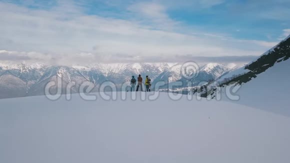 一组男性游客活动背包穿着运动装备站在岩石空中射击的顶峰上视频的预览图