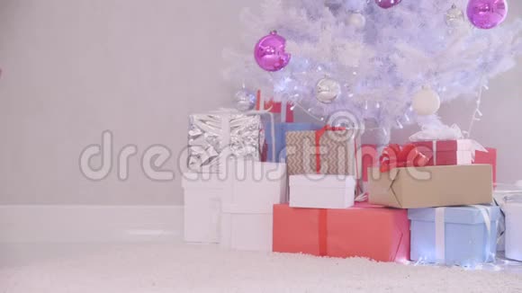 好奇的小女孩在夜里不被人注意到圣诞树打开礼物盒从里面发出神奇的光芒视频的预览图