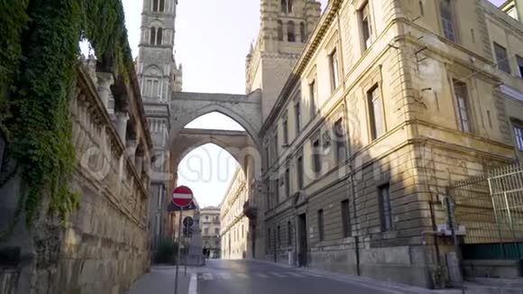 两座大教堂塔下的街道行动美丽的欧洲街道可以看到两座与大教堂相连的塔楼视频的预览图