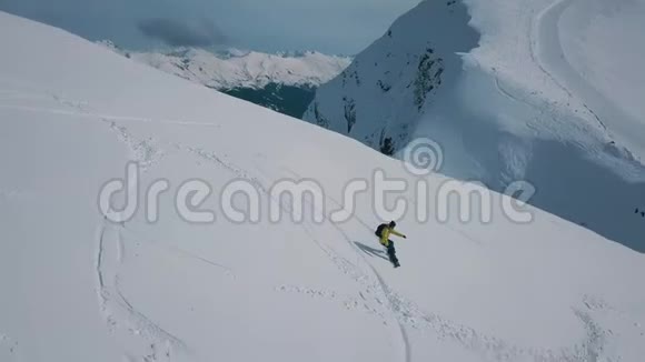 空中射击运动员穿着滑雪板装备在滑雪场滑雪道上骑车周围是雪视频的预览图