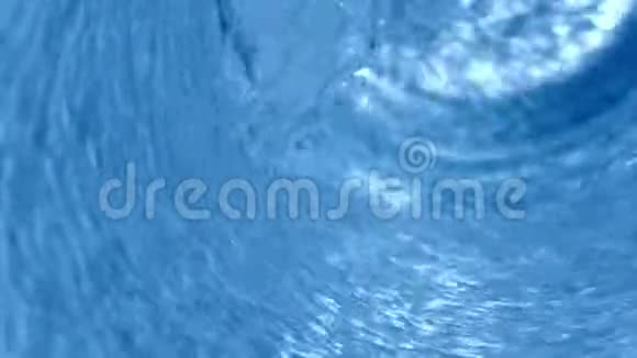用高速照相机用气泡大镜头将净化后的水倒下来视频的预览图