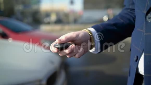 商家压车钥匙特写行动商人用电子钥匙打开汽车看电话现代视频的预览图
