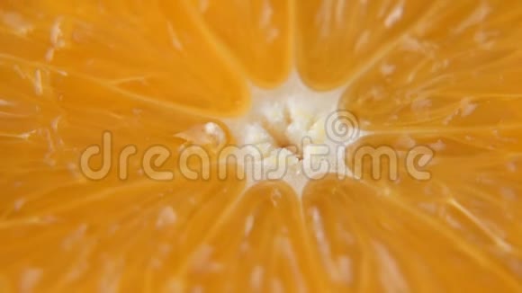 橙色的宏观拍摄和旋转柑桔果肉的特写自然的背景视频的预览图