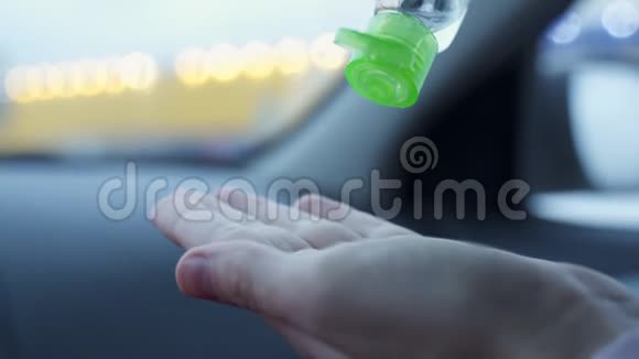 在车内使用洗手酒精凝胶泵分配器特写女性的手视频的预览图